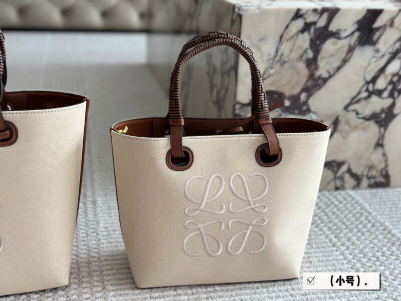 c998f6f8a3.jpg 210 without box
Size: 23 * 22cm (small)
27 * 24cm (medium)
Loewe canvas shopping bag ?
A bag that is easy to pack in physical form
Recently, I have been carrying my back while traveling
Brown leather with rice white canvas, durable and textured
Its...