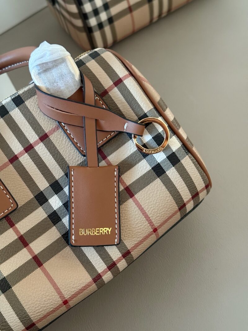 220 box mini
size：18.5*12cm
Bur's new mini pillow bag
New color, new grid
A small bowling bag
The capacity is definitely beyond your imagination, versatile
