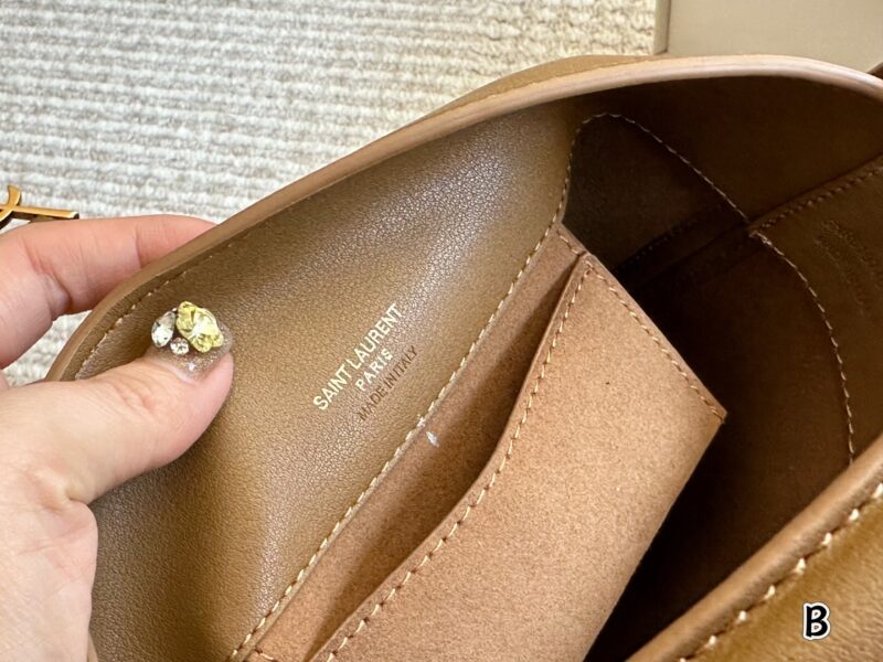 c9a98fe962.jpg 240 (with box)
Size: 16 * 20cm (small size)
YSL Saint Laurent | Le37
Don't make the bucket bag too cute and spicy!!!!
It can be carried by hand or shoulder strap, and can be carried on one shoulder~There are various ways to carry it~
The leather is d...