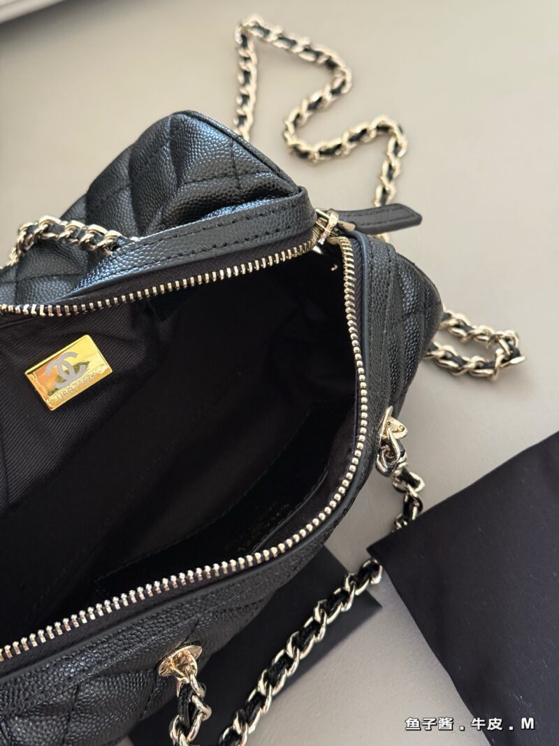 260 box cowhide
size：18*12cm
The Relaxation of Xiaoxiang's 25p Bowling Bag
Litchi peel and detachable chain
The round and plump bag has a particularly good capacity
I don't choose outfits either!
Belonging to the classic style of bowling!