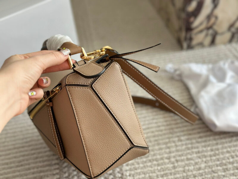 c9ccf05871.jpg ¥225
From now on, fans of the Luo family geometric bag family will surely be delighted with the addition of a bag to the Loewe puzzle. The classic geometric bag will once again attract fans with its mini bag! This time let's plant grass and see if ...