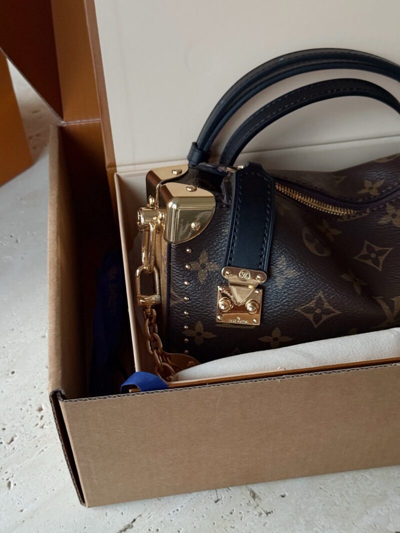 c9d43ebbc6.jpg 265 box upgrade version all copper hardware
size:23*12cm
Too exquisite~
25ss early spring runway style horizontal small box
L Home Side Trunk Valley Ailing Box Bag/Box Bag Capacity is Practical and Good Concave Design