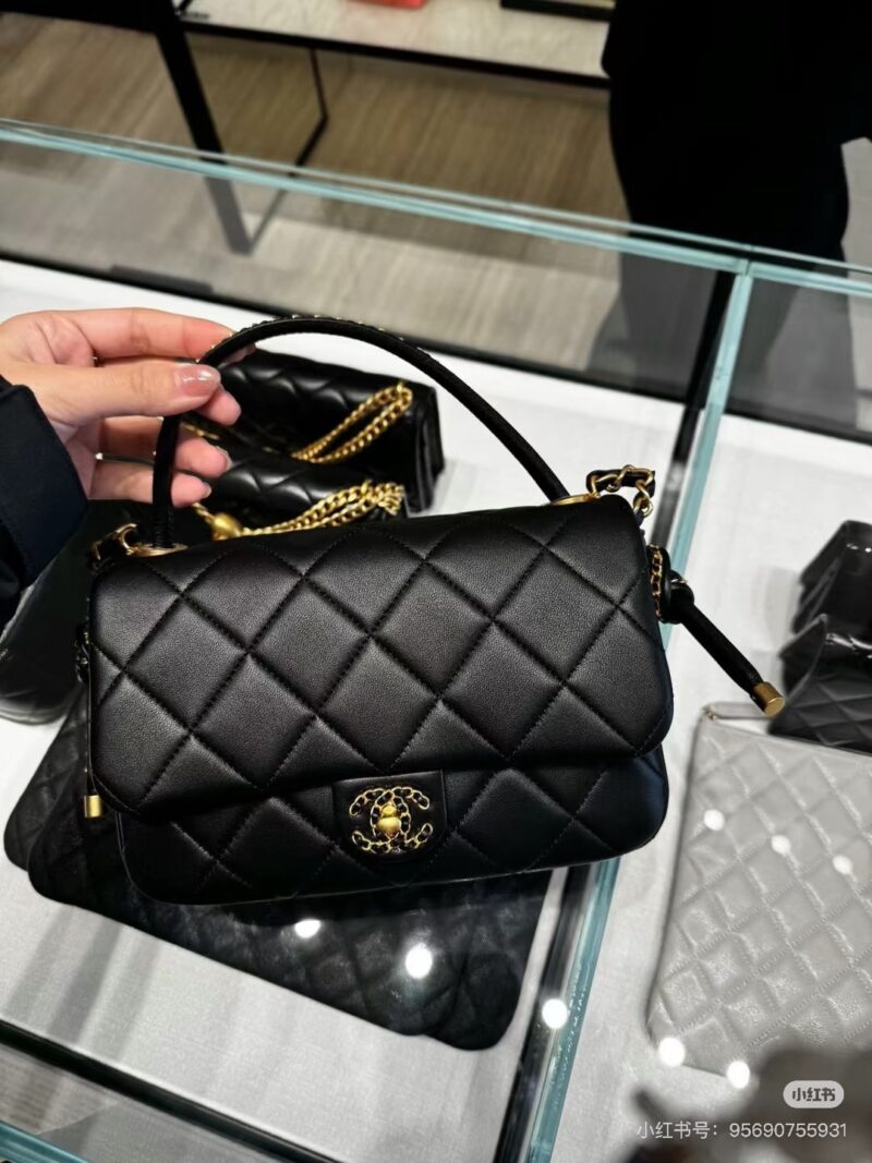 c9fa0a41bf.jpg Chanel's new handheld model