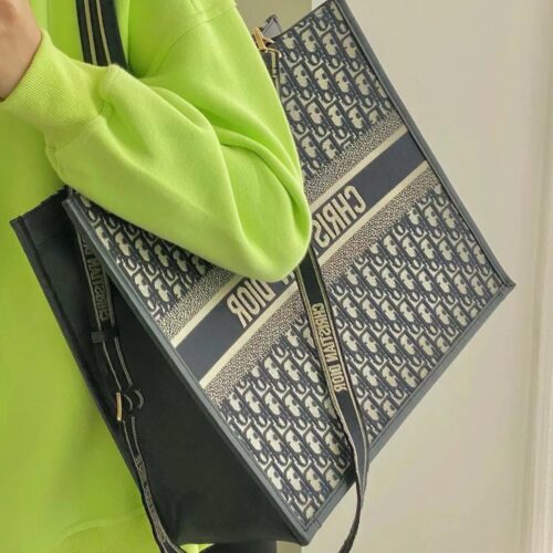 Early spring shoulder strap tote