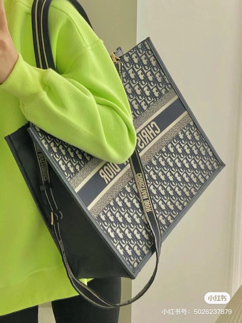 Early spring shoulder strap tote