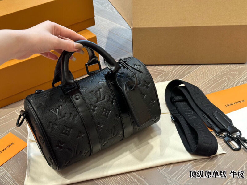 ca2170129a.jpg ¥270
The Lv X Nigo Keepall xs 21 Pillow Bag is an ideal urban handbag. The iconic design and classic Monogram canvas, combined with multiple carrying options and luxurious natural cowhide trim, add a fashionable and avant-garde feel to this bag. Siz...