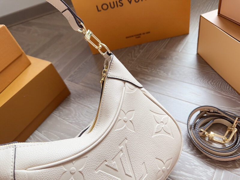 ca537343a7.jpg 235 box
size:23*12cm
L Home Bagatelle Leather Underarm Bag
The armpit and back look great!
The crossbody bag is also beautiful!
The more you look at it, the more durable the bag becomes!
Grandma's Upper Body Effect
Love to the point of bursting!
Se...