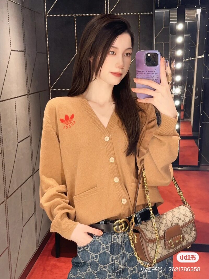 ca594c7f26.jpg G Home 1955 New Underarm Bag
G's 1955 new MINI armpit bag, isn't it too beautiful! Two shoulder straps, one leather strap can be used as an underarm bag, and one metal chain can be worn diagonally on one shoulder. #Big Brand Bag # High end Customizat...
