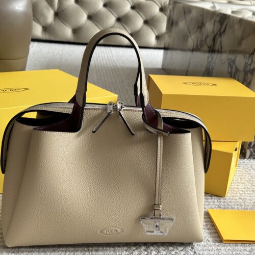 310 box cowhide
size：20*33cm
TODS's milk tea bucket bag is so delicious!
TODS's newly released bucket bag
A cute little one that combines appearance and capacity!
Can be carried diagonally or by hand
It's really convenient to go out in daily life
B...