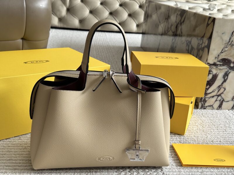 310 box cowhide
size：20*33cm
TODS's milk tea bucket bag is so delicious!
TODS's newly released bucket bag
A cute little one that combines appearance and capacity!
Can be carried diagonally or by hand
It's really convenient to go out in daily life
B...