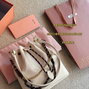 220 boxes
size：17*21cm
Miumiu canvas small water bucket
The colors of summer~
Another bag that doesn't require any brainpower to match!
The complimentary ornament can be used as an extension chain
It's becoming very summer~
