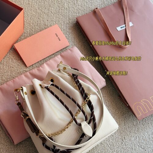 220 boxes
size：17*21cm
Miumiu canvas small water bucket
The colors of summer~
Another bag that doesn't require any brainpower to match!
The complimentary ornament can be used as an extension chain
It's becoming very summer~