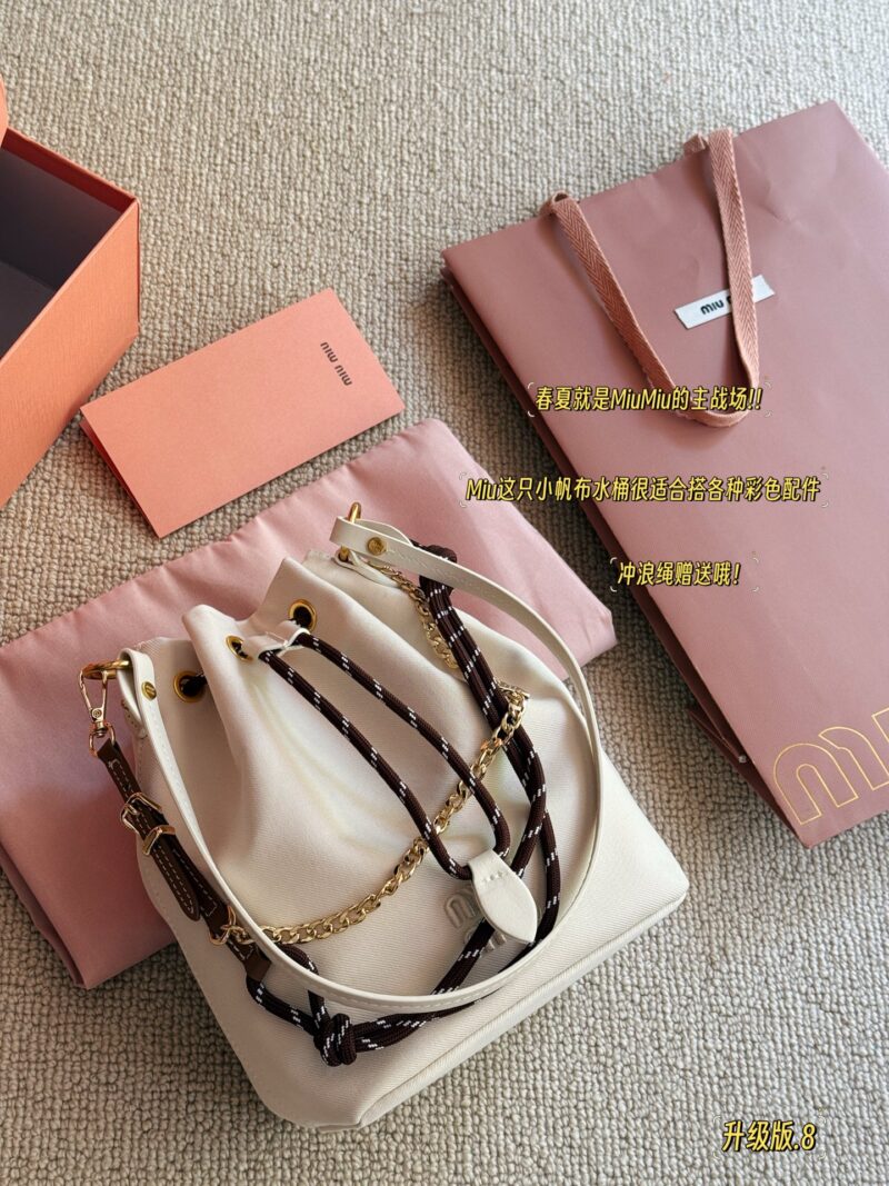 ca8093c5e2.jpg 220 boxes
size:17*21cm
Miumiu canvas small water bucket
The colors of summer~
Another bag that doesn't require any brainpower to match!
The complimentary ornament can be used as an extension chain
It's becoming very summer~