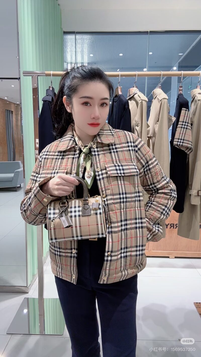 ca90b14a03.jpg Burberry's cute and lovely pillow bag is here~