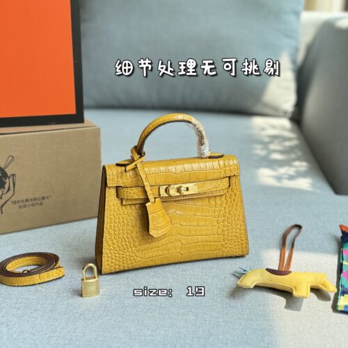 Color card ??
HERMES Hermes Mini Kelly 2nd Generation Crocodile Leather Kelly Bag Handbag with Gold Buckle