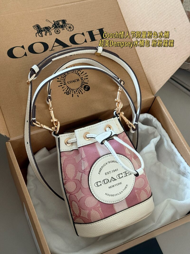 ca9a30e791.jpg 215 boxes
size:16*16cm
C Mini Bucket Bag is super cute!
Valentine's Day limited edition pink water bucket
Super beautiful Dempsey bucket bag with powder and sticky texture
Search Coach Coach Bucket