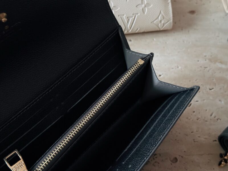 ca9a938293.jpg 165 boxes
size:19*10cm
L family cowhide long wallet
A daily change and card that is sufficient for going out!
A small one!
The packaging is very high-end ??)