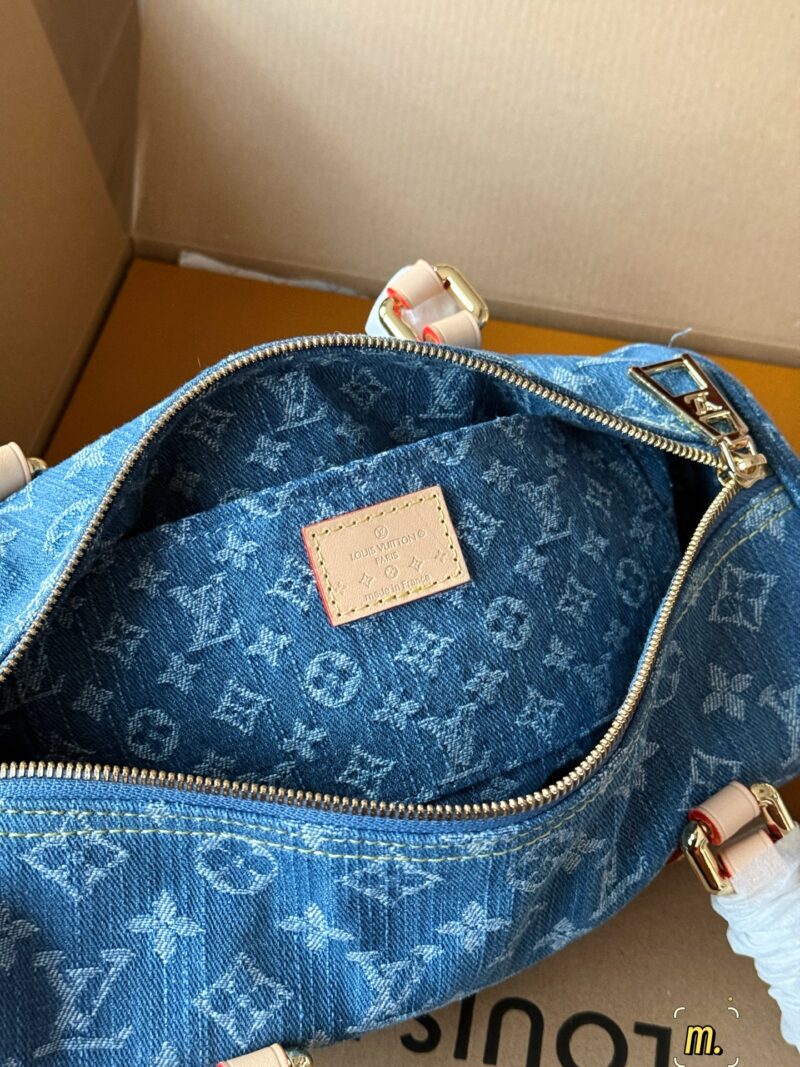 caa780a4ed.jpg 290 boxes
Size: 27 * 13cm (large bag)
15 * 6.5cm (small bag)
24 Spring L Home Denim Denim New Collection
Rocket at the beginning of the New Year
My favorite of this classic remake is the one shoulder Barbican Dragon. Who wouldn't be tempted by it!!
V...