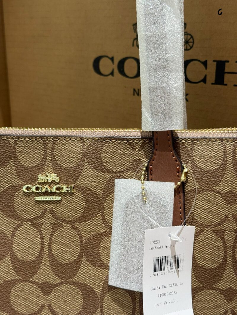 Coach Coach Tote P190
It's hard to find. The logo tote bag shopping bag has a zipper on the top and is of medium to large size, with a height of approximately 29cm at the bottom and 38cm at the top, making it a perfect bag shape and size. Classic ver...