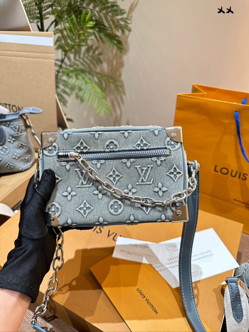 LV denim small box bag that incorporates some futuristic feel
I personally love the 2024 vacation series so much. The futuristic fashion in science fiction movies has a visual effect, so I couldn't wait to flip through this season's new bags. The use...