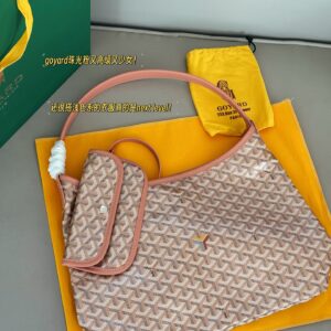 240 unboxed upgraded version
size：32*25cm
Goya's New Hobo Underarm Bag/
Goyard pearl powder is too girly
It's really high-end and girlish
Leather/leather/workmanship have all been upgraded!
From beginning to end, everything was booked by customers!...
