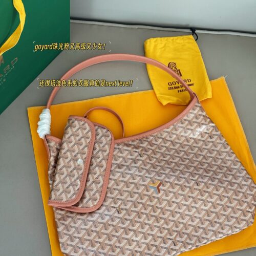 240 unboxed upgraded version
size：32*25cm
Goya's New Hobo Underarm Bag/
Goyard pearl powder is too girly
It's really high-end and girlish
Leather/leather/workmanship have all been upgraded!
From beginning to end, everything was booked by customers!...