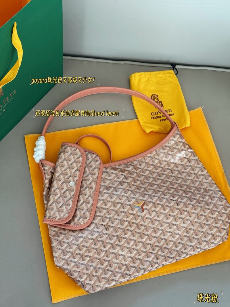 240 unboxed upgraded version
size：32*25cm
Goya's New Hobo Underarm Bag/
Goyard pearl powder is too girly
It's really high-end and girlish
Leather/leather/workmanship have all been upgraded!
From beginning to end, everything was booked by customers!...