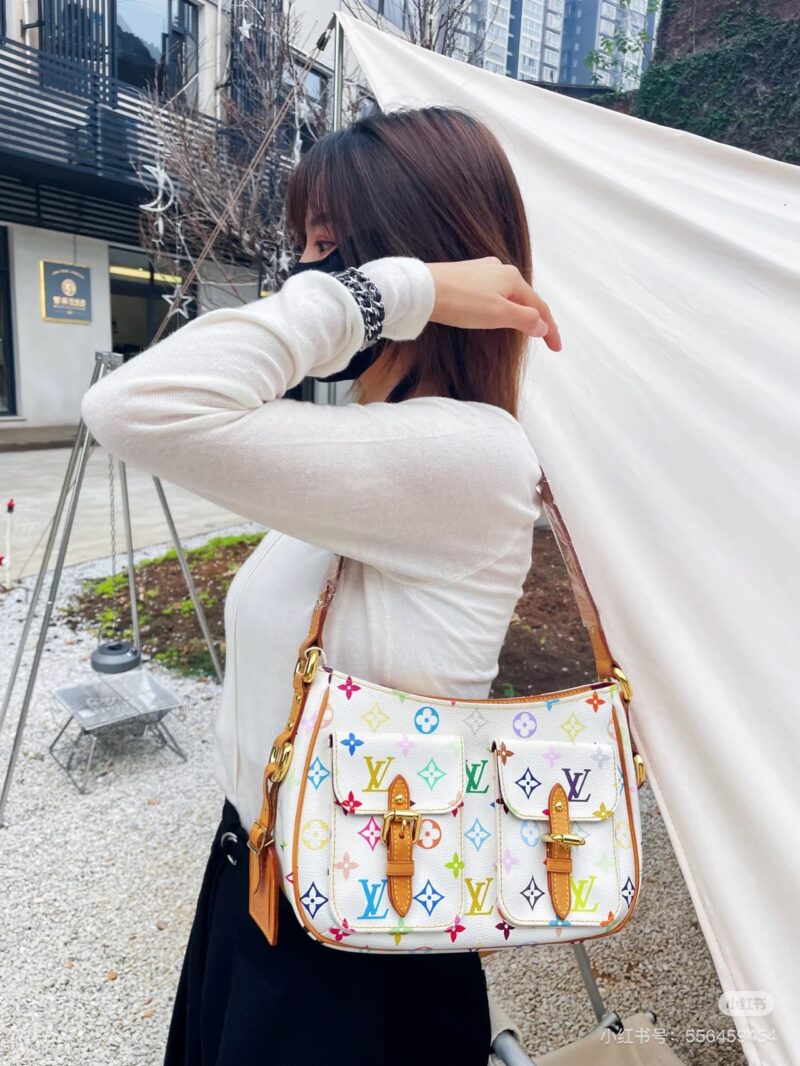 cb10e5ac5d.jpg -The famous King of Bags in the medieval world, with a double pocket college style, playful and cute color matching, and full capacity, can be paired with casual hoodies or coats without any sense of incongruity. Even the fairy sisters are under its ...
