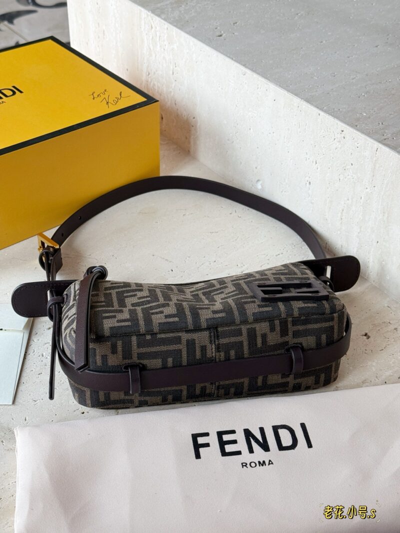 235 box
Size: 22 * 12cm (small)
F Home Fendi's Latest Show Style Old Flower Underarm Bag
Simply give a sense of sophistication
Comes with a sophisticated sense of relaxation!
Be adaptable, that's really cool!