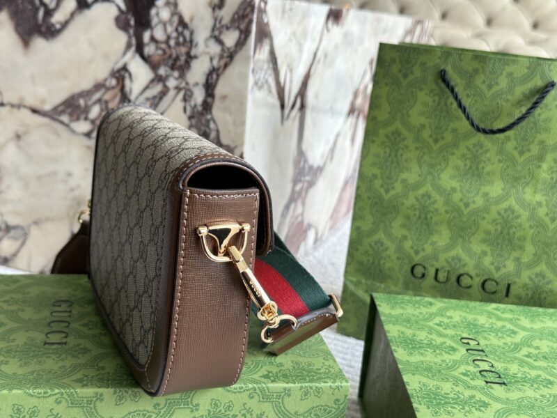 cb2c52e1e6.jpg 235 High Order Edition (Gift Box)
Size 20 * 14cm
GG Small Saddle Bag
Classic coffee color, huge and cute size
Comes with two shoulder straps for easy switching
The perfect combination of thick shoulder straps and thin shoulder straps
Search GG 1955 s...