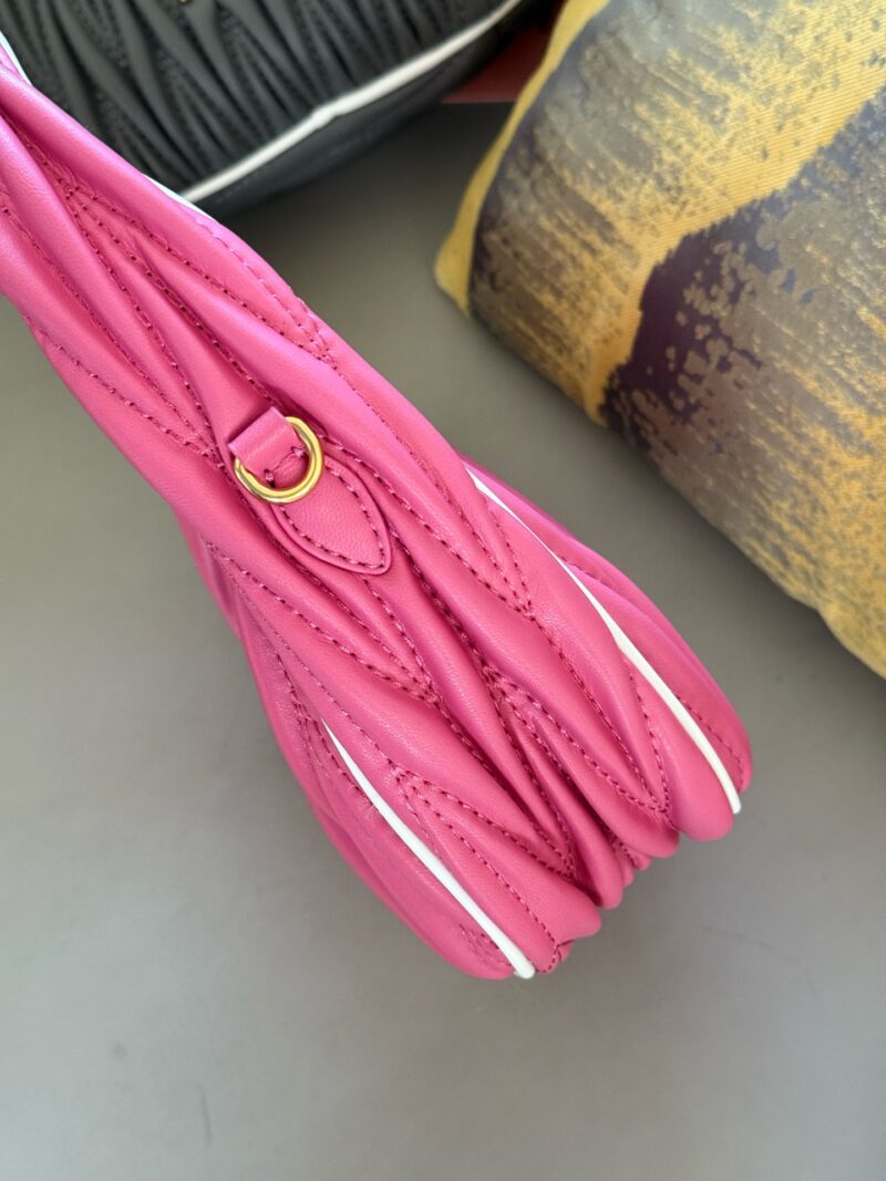 220 boxes
size：22*11cm
MiuMiu girl who can be cool and cute
Miumiu wander bag
Easy to match, can handle any style
The material is very soft
The capacity is also very good
Retro and playful hobo bag shape
It's a bag that I've been taking out almost ...