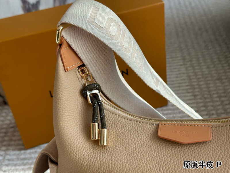 cb5b8d839a.jpg 390 layer cowhide
size:32*24cm
Recently popular new shopping bags
Hobo cargo is on fire!
Because of the upper body! Exactly! Okay! Look!
L's latest shopping bag
High appearance and super practicality!!!