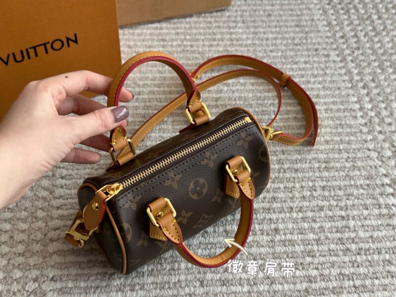 195 box
size：16*10cm
L Home SS2022 Speedy Nano
Purchasing channels
Old flower+hardware+yellow skin
Multiple shoulder straps to choose from!