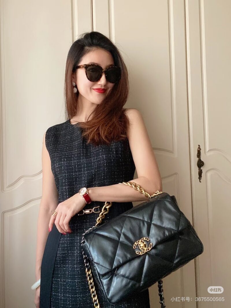 cb6d5c484b.jpg Chanel Chanel 19bag, looks good? I really don't understand why Chanel 19bag has been enduring for so long!
As the top selling brand, 19bag is a very practical bag that can be selected in size according to one's own needs
Small size: 26cm X 16cm X 9cm...