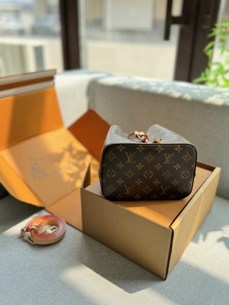 cb70ed6786.jpg 325 original single aircraft box
Original quality with pure leather steel hardware 163 jump code chip
size:20×21
LV N é ONO é BB Bucket Bag Handheld Cross Shoulder Bag
Champagne bucket
NEONOE drawstring bucket bag, single shoulder women's bag, L...