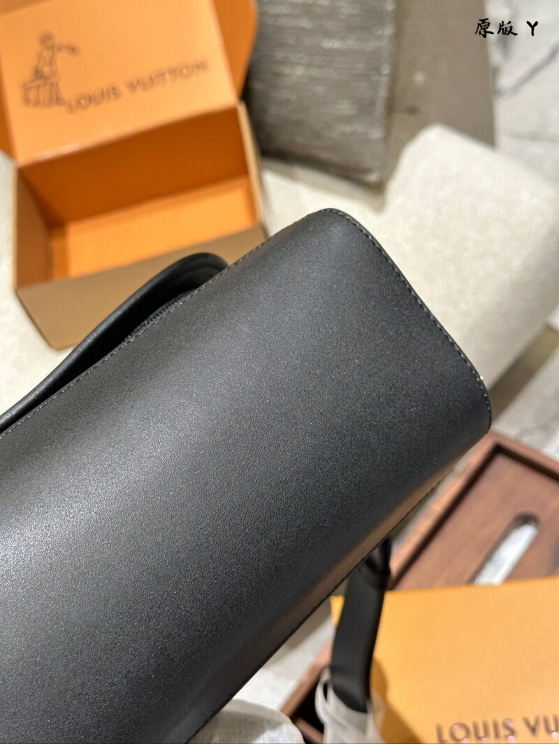 cb712c7f3c.jpg Black flower p260 embossed p280
LV Pulse Small | New Fresh Look! All the trendy men are squatting~Dangdang~Today I will introduce you to a product that has not yet been released The newly launched men's bag LV reports to you from the forefront
LVpuls...