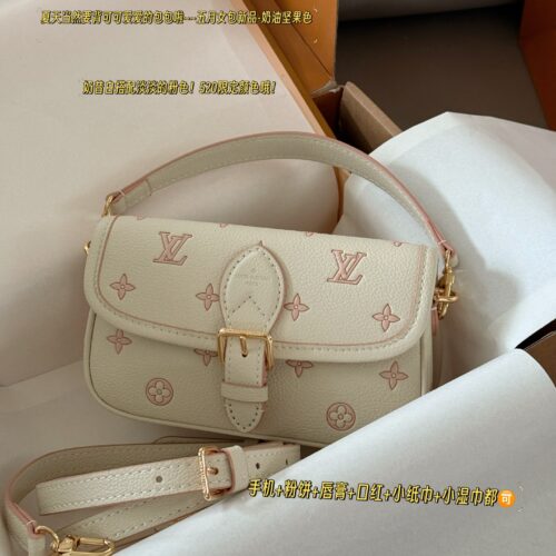 180 box upgrade version
size：19*11cm
L Family Diane Stick
Nano size has arrived
I can't believe it!
May Women's Bag New Product - Cream Nut Color
Mobile phone+powder+lipstick+lipstick+small tissue+small wet towel