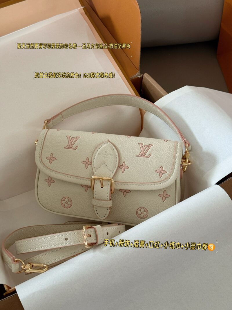 cb7175a17d.jpg 180 box upgrade version
size:19*11cm
L Family Diane Stick
Nano size has arrived
I can't believe it!
May Women's Bag New Product - Cream Nut Color
Mobile phone+powder+lipstick+lipstick+small tissue+small wet towel