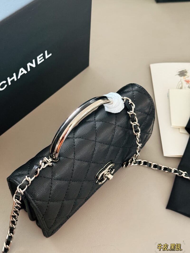290 box cowhide
size：19*11cm
Xiaoxiangjia 25P Organ Pack
I found this hidden organ bag
Silver color scheme is my favorite
The capacity can be slung over the armpit and carried by hand