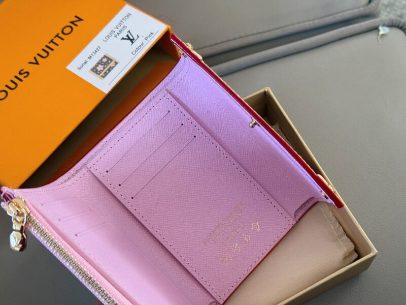 cb84551bda.jpg 170 boxes
size:12*9cm
L Family Sakura Flash Series Wallet
lovely! Easy to carry!
A small wallet that keeps its appearance online
There are a total of 6 ? ? A card slot,
A change slot with a zipper!