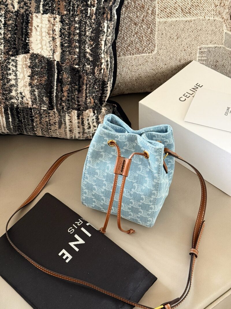 cb9e32e8f5.jpg 205 box
size:14*18cm
Celine denim bucket bag
Shallow denim is perfect for summer!
Super online appearance
Celine bucket bag is easier to carry on the back