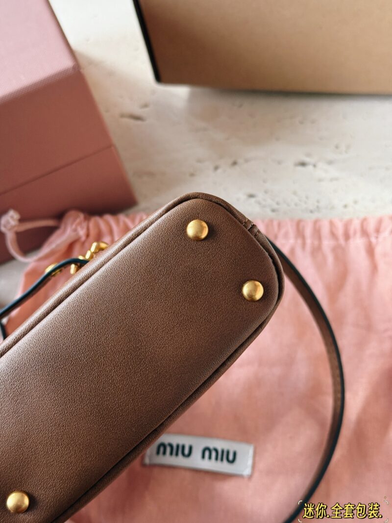 260 box full set packaging
size：13*10cm
Miu Aventure Shell Bag is so cute
When the tote bag is reduced in size
It's so cute
Exquisite walking, retro beauty, and a sense of visual appeal~
A small bag that can be used as a pendant and can be used as ...