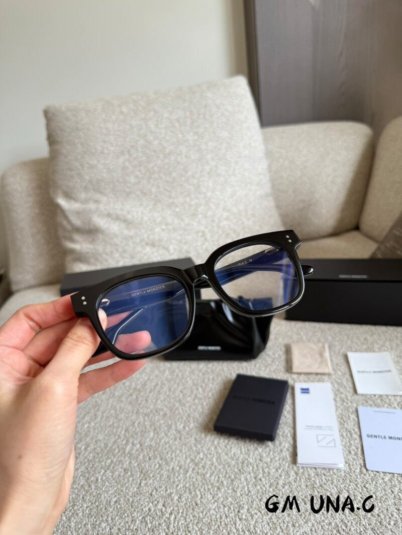 GM Plain Mirror P185
So plain looking! Wang Jiaer's sisters with the same Unac sunglasses and round face chose it! It looks so good
Same style as Wang Jia'er, a male god with no makeup! With a bare face and handsome appearance
The gradient sunset sun...