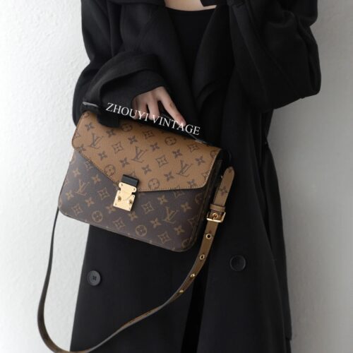 I don't want to be tempted either! ! !
But it's retro and gentle on its back, especially suitable for autumn and winter
LV Postman Old Flower Fragrance Warning
Brown color scheme with its own fragrance
The finishing touch of the color blocked mailma...