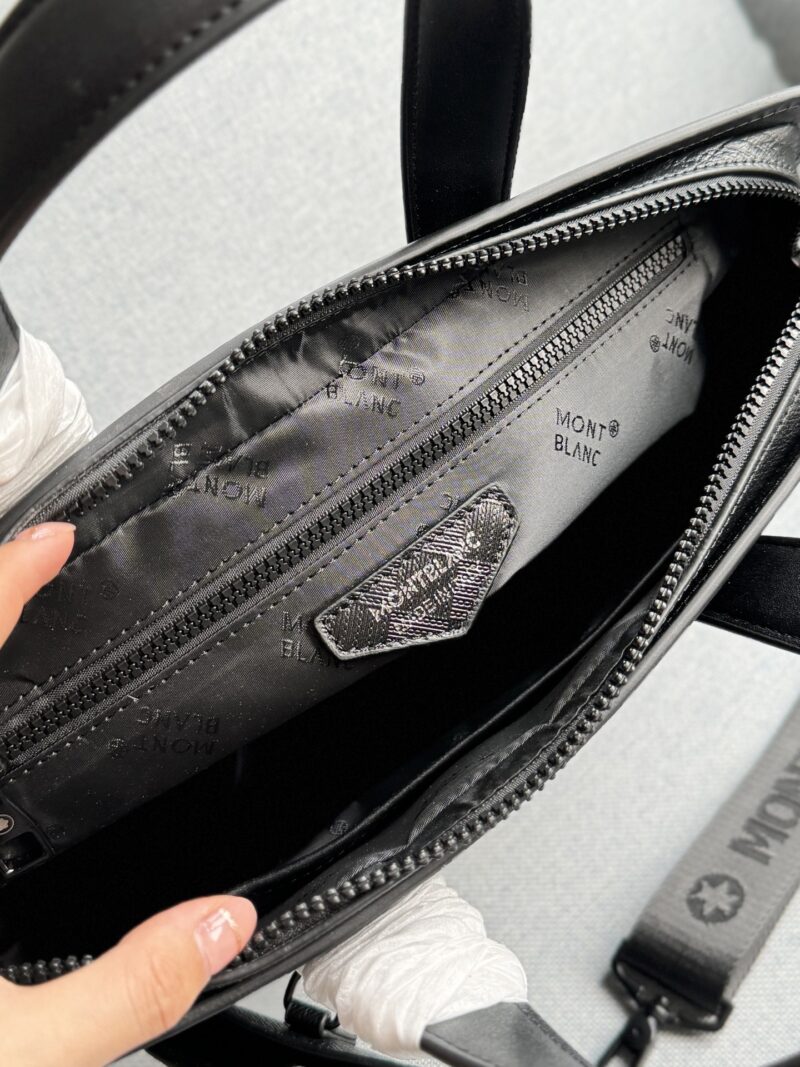 cbbbc247e0.jpg 350 cowhide
size:38×28
MONTBLANC Fashion 3.0 Series Handheld Single Shoulder Crossbody Bag, briefcase
This briefcase is very useful for work and business trips. It has a large capacity and can easily store computer files and anything else. Moreove...