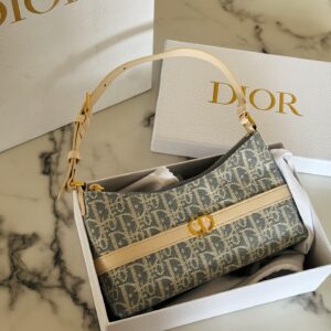 265 box
Size: 21cm (4 grids)
- Lady milkshake bag customized version returns!
D's consort, super eye-catching!
High end quality, free comparison of details,
Don't get too involved, dear!
Starting my summer with Dior Consort
