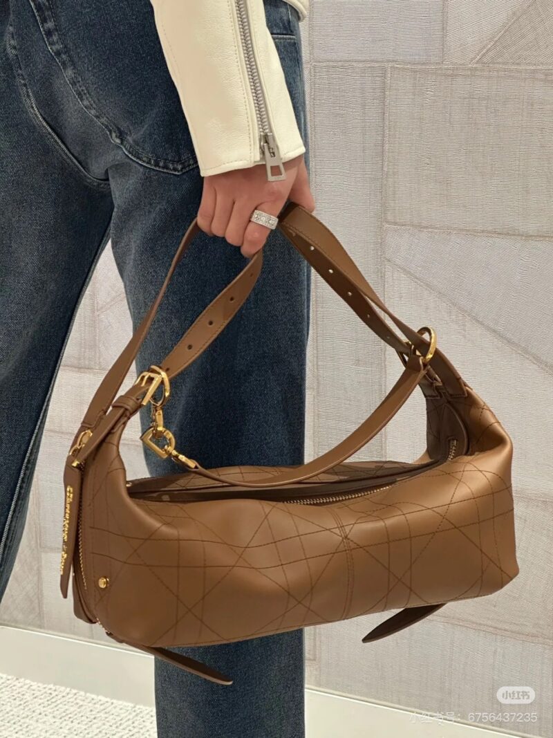 cbc864c838.jpg Dior | 2025 New Trendy Bag
The all-new D-Journey series in 2025, with crescent shaped lines that can be carried by hand/shoulder/crossbody, is sure to bring a craze