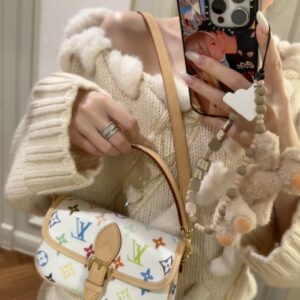 200 boxes
size：22*14.5cm
Xiaoxiangjia's 23a is worth buying
Cute and lovely side scrolling 31 nano bag
The black and white panda color scheme is really fragrant
Who can withstand this!
Xiaoxiang's true love fans must join!