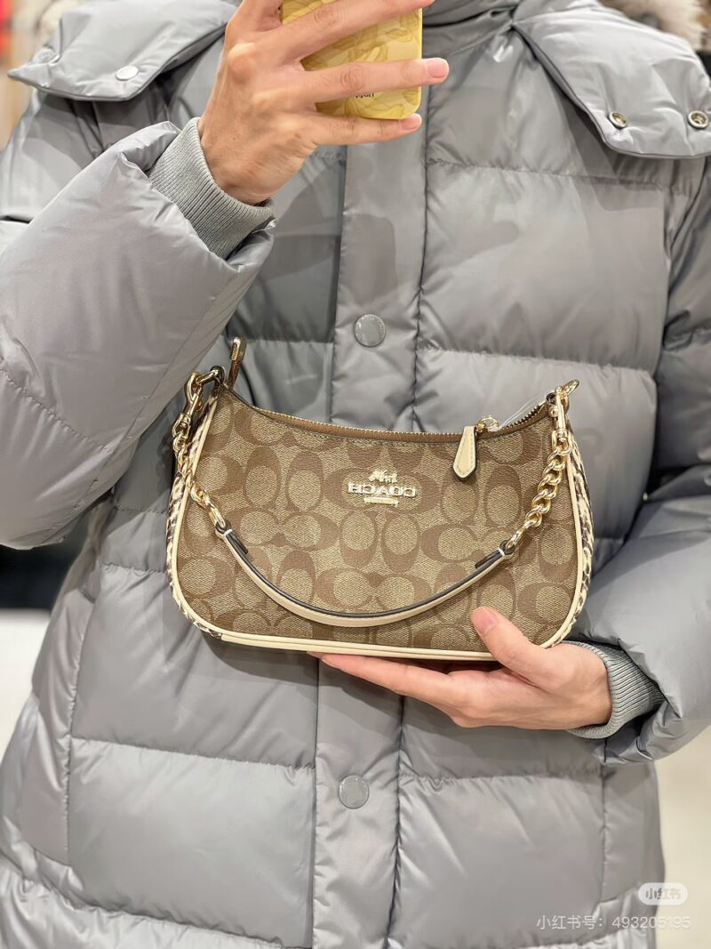 COACHTERI Underarm Shoulder/Crossbody Bag with Convex Features
Teri Shoulder Bag, new vintage crossbody bag with snake patterns on both sides, V Size size approximately 24x15x7.5cm
Both long and short shoulder straps are detachable.
Finally, please a...
