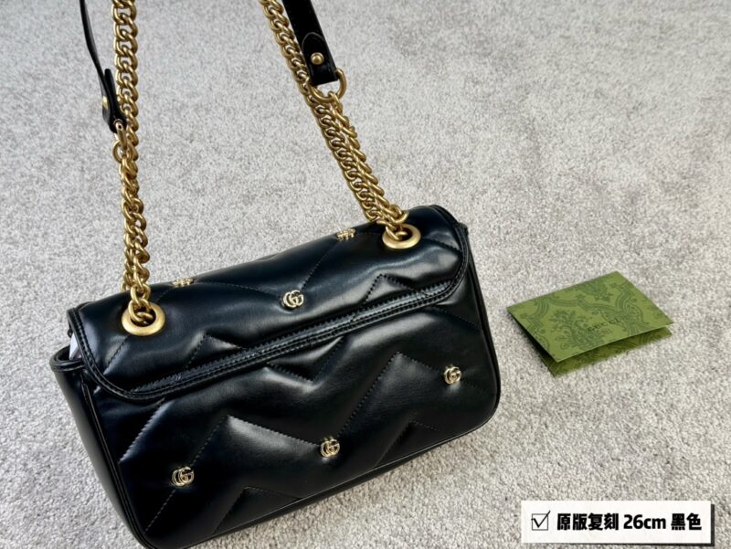 GG Marmont Puff Bag
The swollen shape of the bag looks like a cute little puff pastry
The soft and delicate leather will definitely fall in love
size ：26cm
